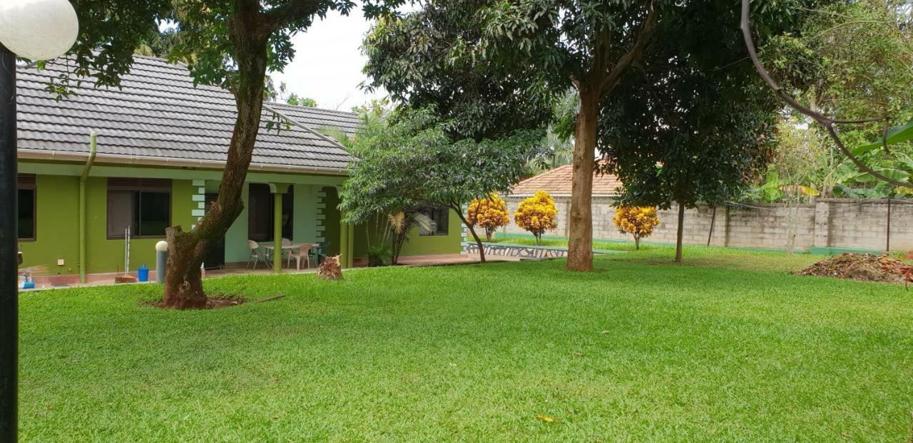 Anna'S Place Entebbe Bed & Breakfast エクステリア 写真